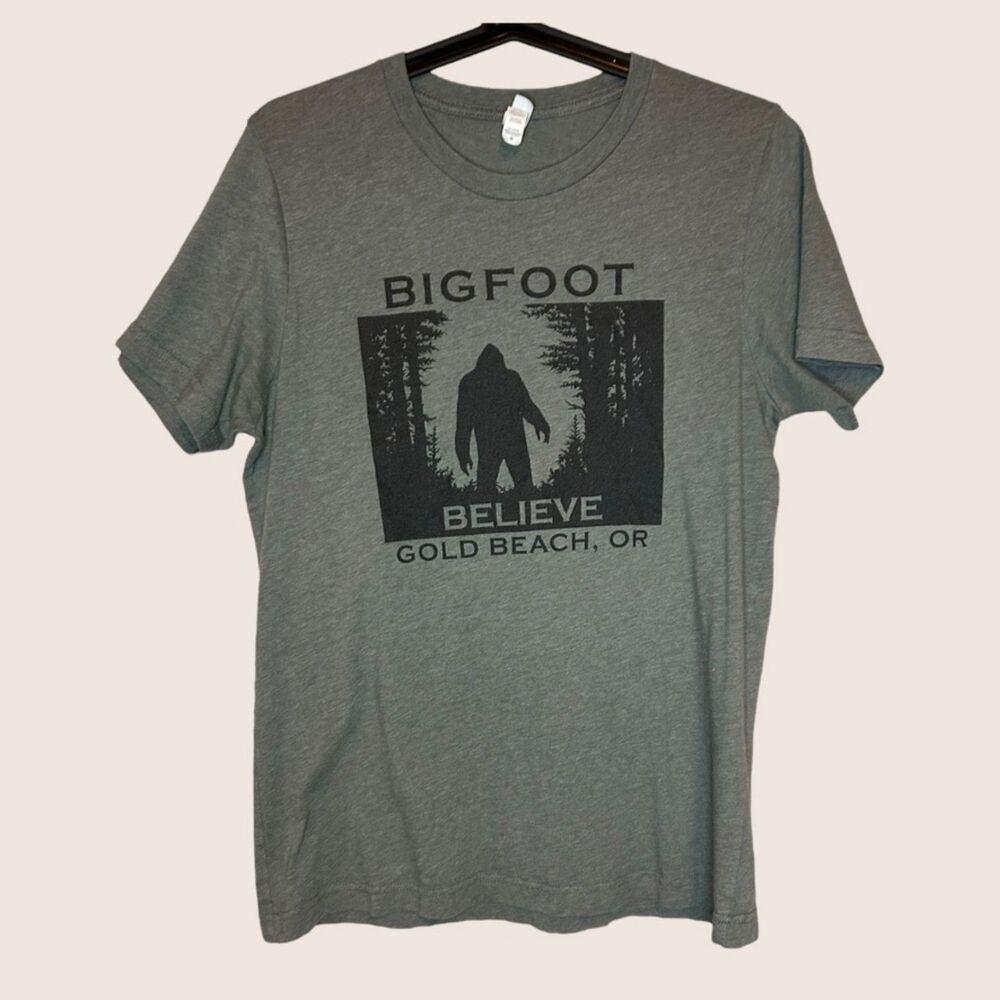 🧌 BIG FOOT BELIEVE GOLD BEACH OREGON SOUVENIR T-SHIRT SHORT SLEEVE GRAY MEDIUM